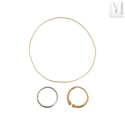un gros plan sur deux bagues et une bague sur fond blanc