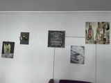 des tableaux accrochés au mur au-dessus d'un canapé violet dans un salon
