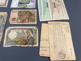 Plusieurs anciens billets en devises étrangères sont exposés sur une table