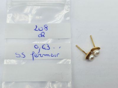 une petite paire de boucles d'oreilles en or et une petite boucle d'oreille en perle