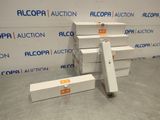 Quatre piles de cartons sont empilées les unes sur les autres devant un mur.