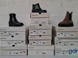 plusieurs boîtes de chaussures sont empilées les unes sur les autres