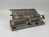un ancien modèle de machine à coudre