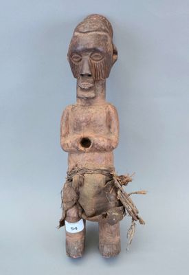 statue d'un homme tenant un morceau de bois dans la main droite