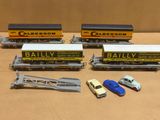 Quatre petits trains sont alignés les uns à côté des autres sur une table