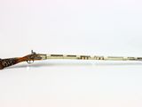 un vieux fusil avec un canon en bois et une poignée en bois