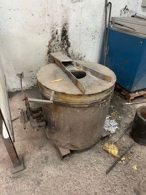 une photo d'une cuisine sale avec une grande casserole posée par terre