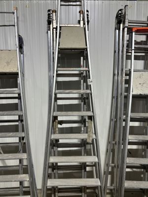 deux escaliers métalliques dans un entrepôt