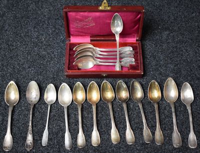 un lot de cuillères et de cuillères à soupe dans une boîte