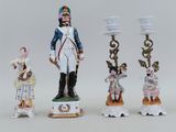 trois figurines représentant un soldat, une femme et un enfant
