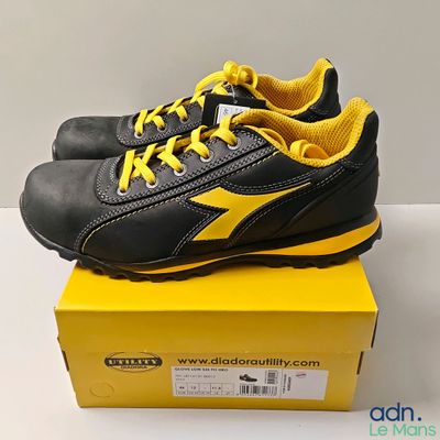 chaussures de sécurité Diadora neuves, dans leur boîte, avec des lacets jaunes