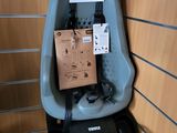 une photo de des toilettes avec un urinoir et un panneau accroché au mur