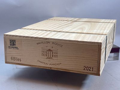 une boîte en bois posée sur une table