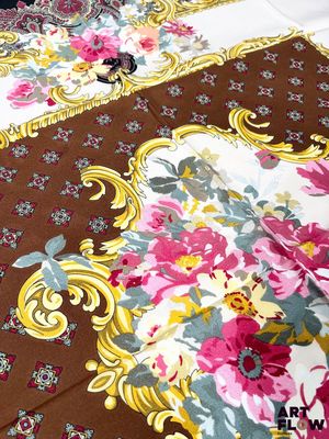 PIERRE CARDIN Carré en soie à décor baroque Dimensions : 85 …