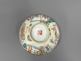 un bol blanc décoré, posé sur une table