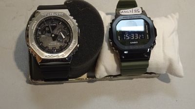 deux montres posées l'une à côté de l'autre sur un oreiller