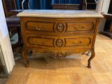 une commode en marbre exposée dans une pièce