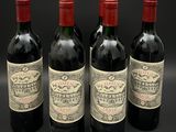 trois bouteilles de vin sont alignées sur une surface noire