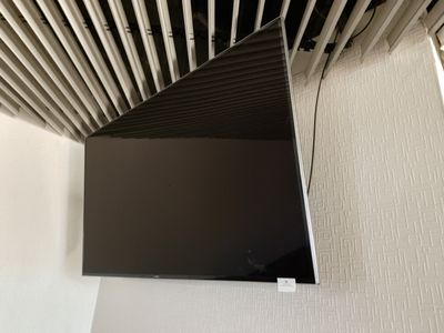 une télévision à écran plat suspendue au plafond dans une pièce