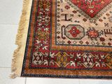 un tapis posé à même le sol, avec un chat allongé dessus