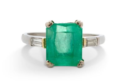 une bague en émeraude et diamant