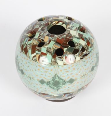 un vase orné d'un motif en mosaïque sur un fond blanc