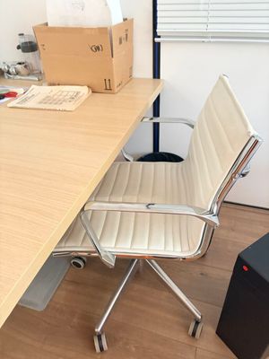 un bureau avec une chaise et un ordinateur dessus