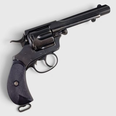 un vieux revolver sur fond blanc, avec une crosse noire