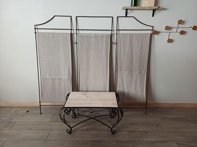 une table sur laquelle est posé un banc, devant un mur