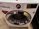une machine à laver posée sur le sol
