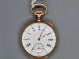 une montre de poche en or avec des chiffres romains