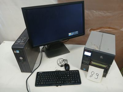 un ordinateur de bureau posé sur une table, équipé d'un clavier et d'une souris
