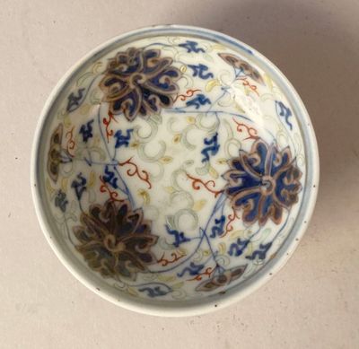 un bol blanc orné de motifs bleus et marron