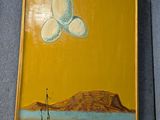 une image d'un tableau sur le mur d'une pièce