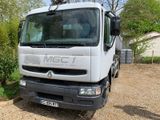 un camion blanc garé dans un parking