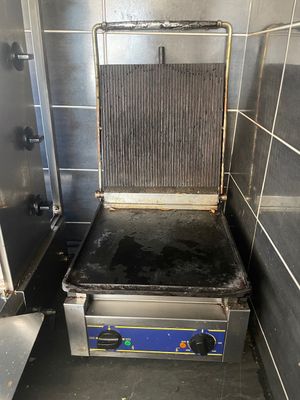 un barbecue posé dans un coin de la cuisine