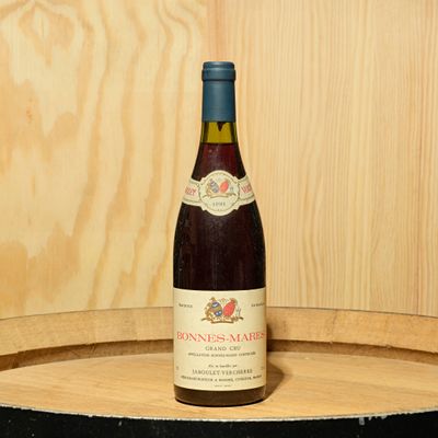 une bouteille de vin posée sur un tonneau