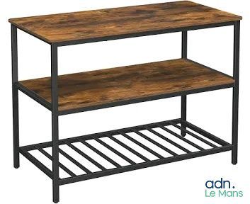 une table en bois surmontée de deux étagères