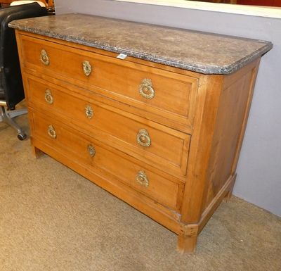 une commode avec un plateau en marbre et une chaise à l'arrière-plan