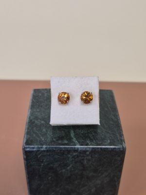 une paire de boucles d'oreilles posée sur un bloc de marbre