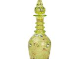 une image représentant une bouteille en verre verte ornée d'un motif décoratif