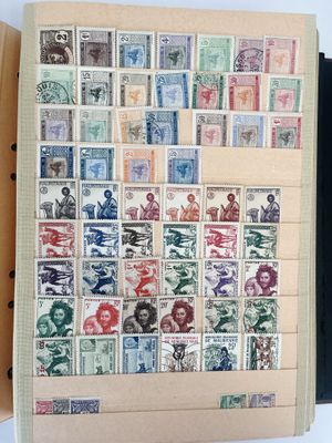 de nombreux timbres différents sur les pages d'un livre