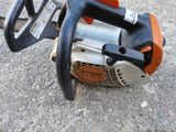 a chainsaw that is sitting on the ground