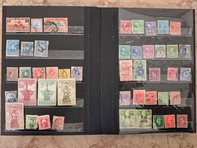 de nombreux timbres exposés dans une vitrine