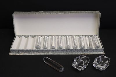 une boîte en argent contenant un ensemble de pièces en cristal