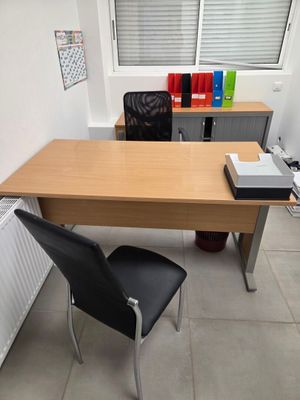 un bureau avec une chaise et un ordinateur portable dessus