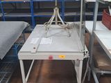 une table placée au milieu d'une pièce