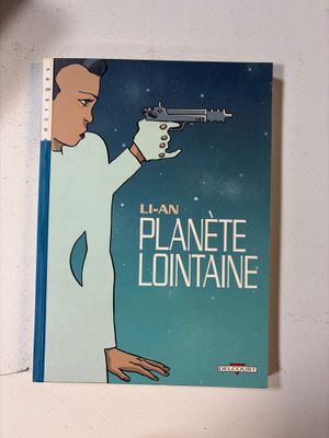 une image représentant un livre avec un dessin humoristique d'un homme tenant un pistolet