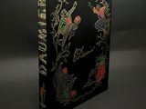 Le livre est noir, orné de fleurs dorées et rouges.