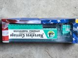 une brosse à dents et du dentifrice dans un emballage posé par terre
